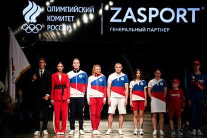 Atletas exibem o uniforme olímpico da Rússia.