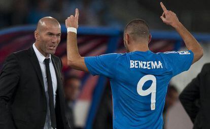 Benzema comemora com Zidane seu gol contra o Almeria.
