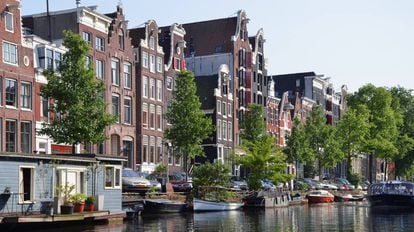 Casas em Amsterdã junto a um canal.