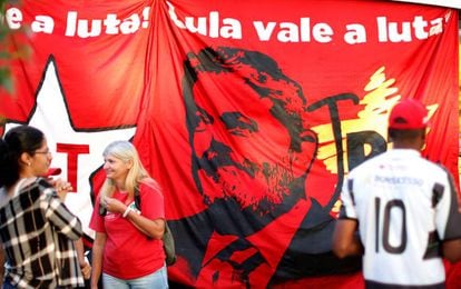 Apoiadores do ex-presidente Lula nesta quarta, próximos a sede da Polícia Federal, em Curitiba.