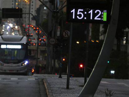 A escuridão toma conta de São Paulo no meio da tarde, nesta segunda-feira, 19 de agosto.