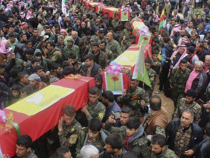 Os funerais dos milicianos mortos em um ataque dos EUA, no noroeste da Síria, nesta quinta-feira.
