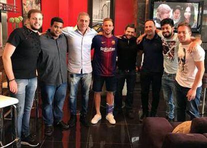 Arthur vestiu a camisa do Barcelona em encontro com emissários.