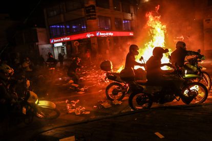 Bogotá depois de uma noite de caos que deixou um saldo de ao menos 10 jovens mortos e danos a instalações policiais