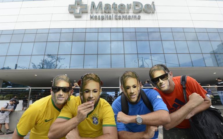 Fãs do astro brasileiro, neste sábado, em frente ao hospital onde o jogador foi operado.