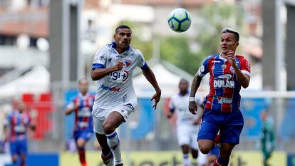 Jogadores de Fortaleza e Bahia em confronto pelo campeonato brasileiro