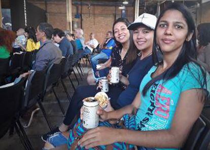 Pamela, Natália e Marilene: cerveja e petisco para torcer pela seleção.