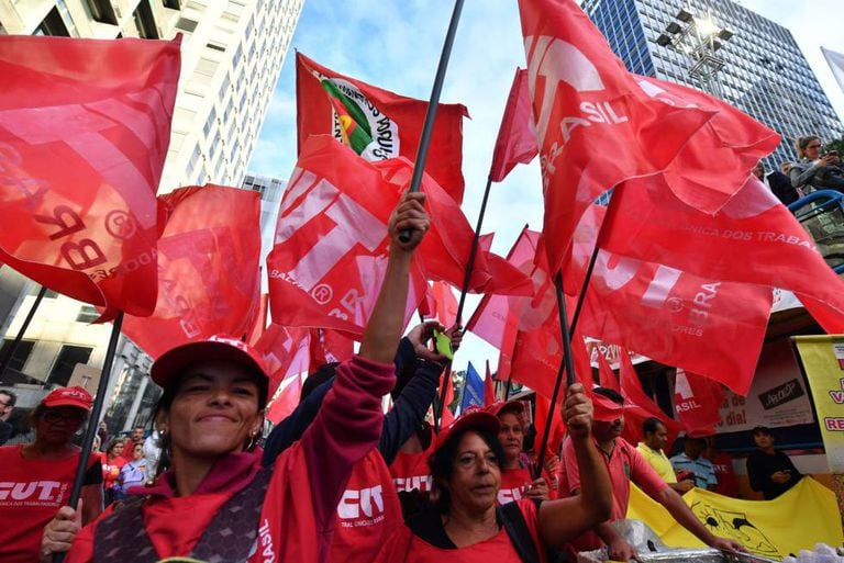 Bandeiras da CUT em protesto em São Paulo