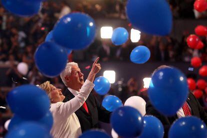Hillary e Bill Clinton observam os balões que invadiram o palco da Filadélfia.