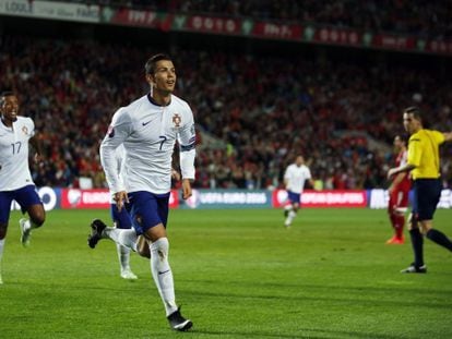 Cristiano Ronaldo comemora gol marcado contra a Armênia.