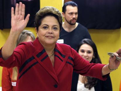 Dilma vota em colégio de Porto Alegre.