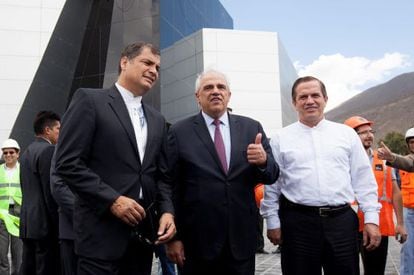 Rafael Correa ao lado de Ernesto Sámper na nova sede da Unasul, em Quito.