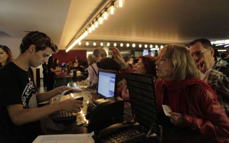 Público compra ingressos no dia da reabertura do Belas Artes, em julho de 2014.