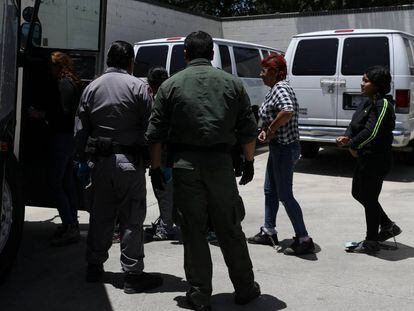 Imigrantes com ordem de deportação, em Texas o 19 de julho.