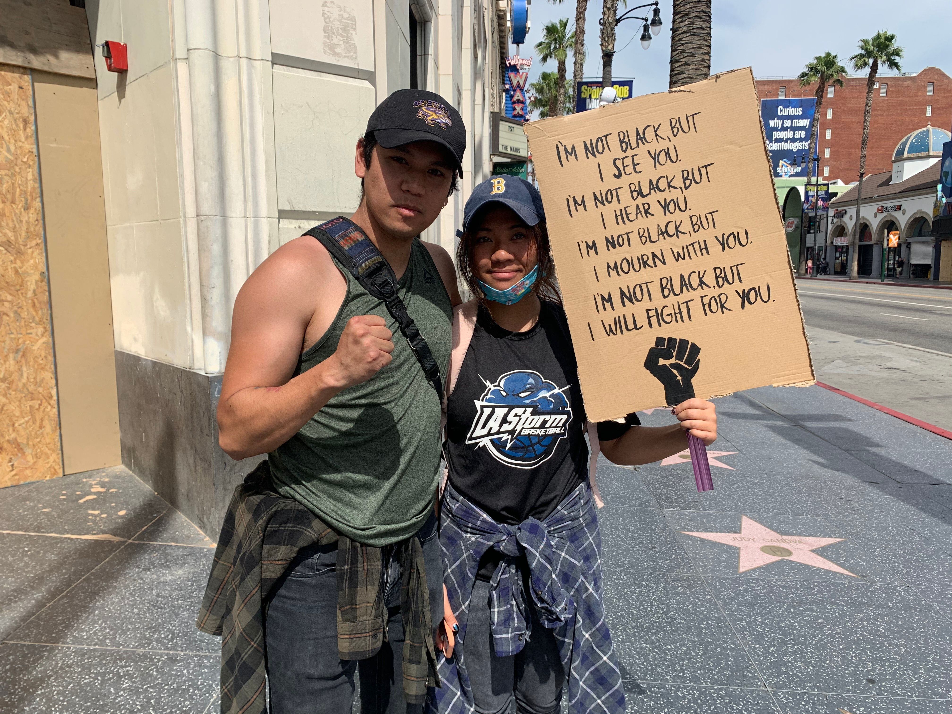 Os irmãos Sean e Jaden See protestam em Los Angeles.