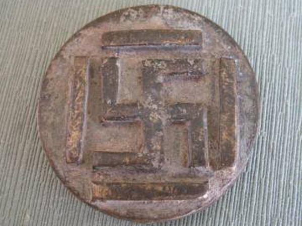 Peso da Costa do Marfim, do século XIX. Servia para calcular o valor do ouro em uma balança e tem a suástica do sânscrito do século V a.d.C representada.
