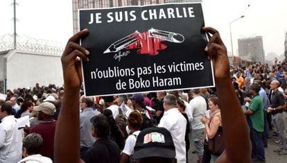 Cartaz das manifestações em Paris: "Eu sou Charlie. Não nos esqueçamos das vítimas de Boko Haram".