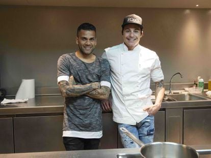 O jogador de futebol Daniel Alves (esquerda) e o cozinheiro João Alcântara.