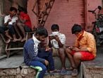 Un grupo de jóvenes consulta sus móviles en Bombay.