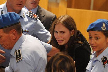 Amanda Knox abandona em lágrimas a sala do julgamento de Perugia que a declarou inocente, logo depois de saber que estava livre.