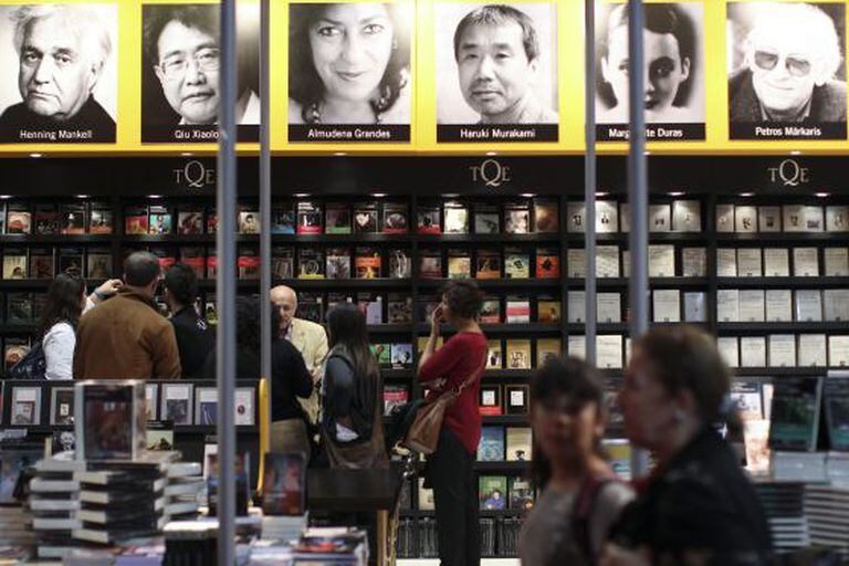 Visitantes em um expositor da Feira do Livro de Buenos Aires.