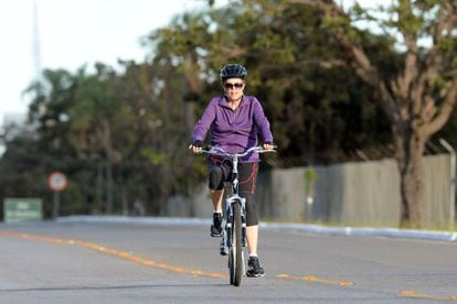 Dilma de bike, pedalando magra por Brasília.