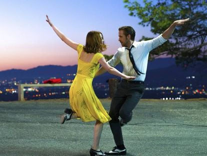 Ryan Gosling e Emma Stone em cena de ‘La la Land: Cantando estações’.