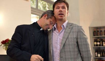 O prelado Krysztof Charamsa (esquerda), durante a coletiva de imprensa, ao lado de seu namorado, Eduard, em Roma.
