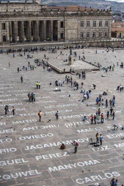Instalação ‘Quebrantos' na praça Bolívar, em Bogotá. A obra, da artista Doris Salcedo, homenageia líderes sociais assassinados na Colômbia.