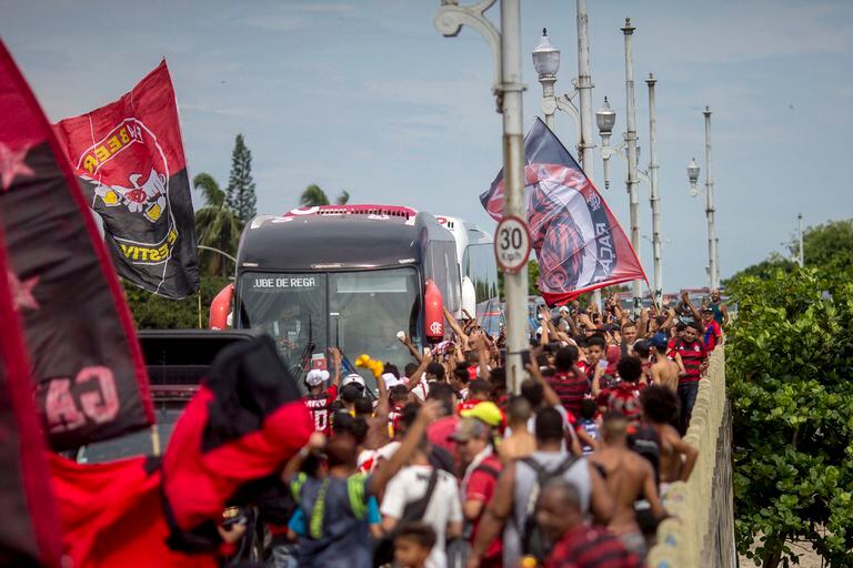 Torcida do Flamengo fez festa na saída da delegação do Rio de Janeiro para o Catar.