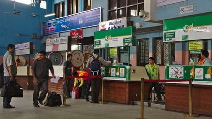 Cabines de despacho de bagagens da Yeti Airlines no aeroporto de Kathmandu.
