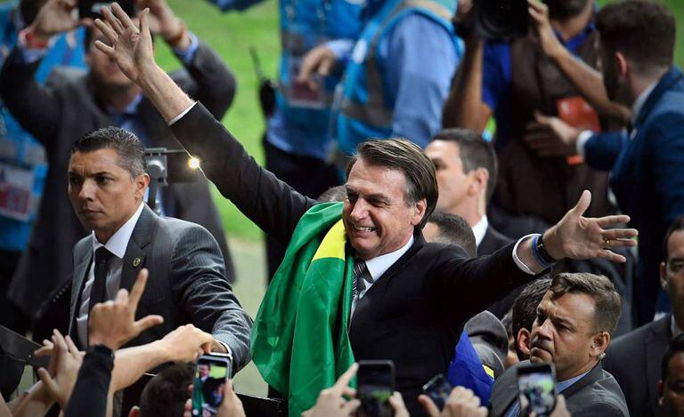 Bolsonaro se exibe para torcedores no intervalo de jogo no Mineirão.