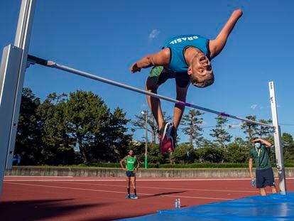Paulo Guerra treina para o salto em altura paralímpico em Hamamatsu, no Japão.