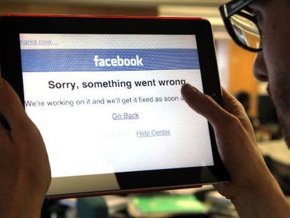 Un usuario intenta acceder a su cuenta de Facebook.