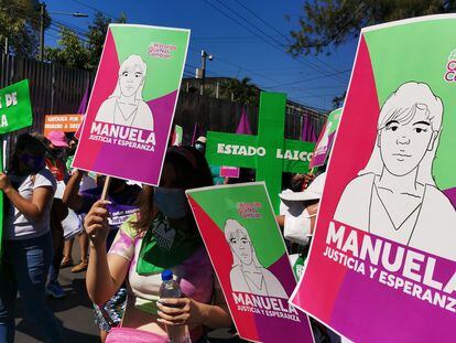 Mulheres salvadorenhas lembram e exigem justiça para Manuela na marcha de 8 de março.