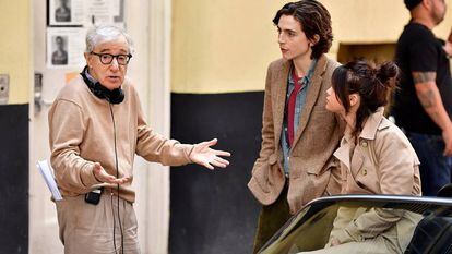 Woody Allen conversa com Timothée Chalamet e Selena Gomez em setembro passado, na filmagem de ‘A Rainy Day in New York’.