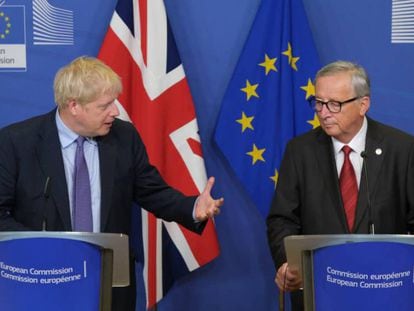 Boris Johnson (à esquerda) e Jean-Claude Juncker falam à imprensa sobre novo acordo para o Brexit, em Bruxelas.. Em vídeo, primeiras declarações de Boris Johnson sobre o acordo para o Brexit.
