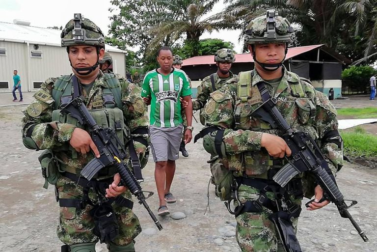 Soldados colombianos escoltam na terça-feira em Tumaco o braço-direito de Whalter Patricio Arizala, 'Guacho', um antigo guerrilheiro das FARC que agora lidera um grupo de dissidentes na fronteira entre a Colômbia e o Equador e é procurado nos dois países.