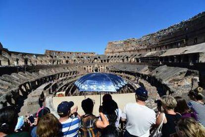 Turistas visitam o Coliseu.