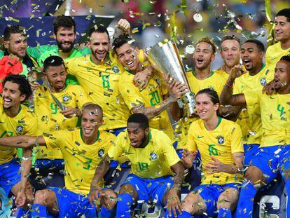 Brasileiros erguem o troféu de campeões do superclássico na Arábia.