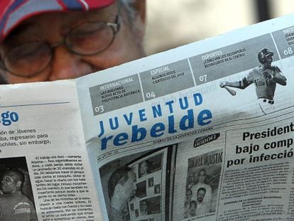 Homem lê 'Juventud Rebelde', um dos diários de maior circulação.