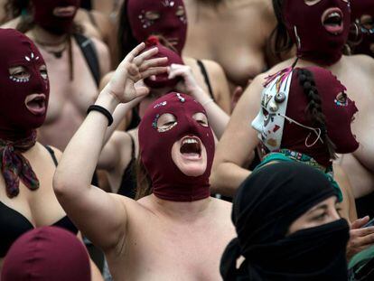 Um grupo de estudantes em um protesto feminista.