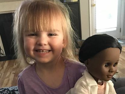 Sophia e sua boneca nova. Foto publicada no Facebook por Brandi Benner.