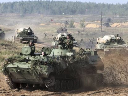 Tanques bielorrussos se preparam para os exercícios militares Zapad-2017.