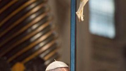 O papa Franciso durante a Via Crucis na basílica de San Pedro.