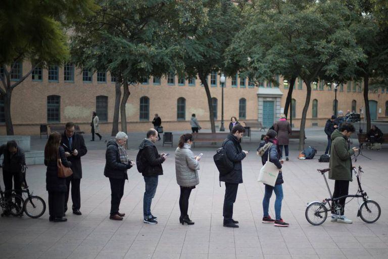 Fila para votar em uma escola em Barcelona.