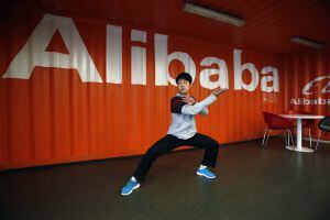 Um empregado pratica Tai Chi Chuan na sede da Alibaba, na China.