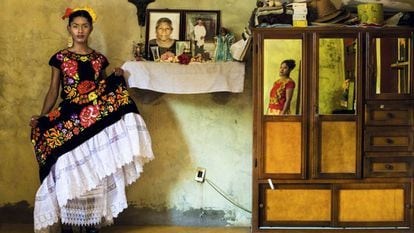 Retrato de Kazandra, vestida com o traje tradicional do Istmo de Tehuantepec, junto ao altar da família. Em todas as casas zapotecas, é possível encontrar um altar dedicado aos entes queridos falecidos, com seus retratos e estampas de santos.
