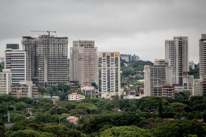 Horizonte de prédios sendo construídos em São Paulo.