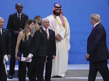 Trump cruza com o herdeiro saudita Mohamed bin Salmán diante de Temer, Putin e Kagame (presidente da Ruanda).